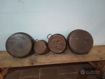 Pentole in rame antiche.