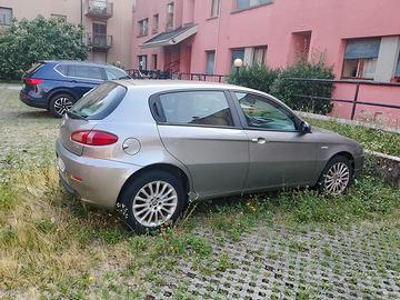 Auto, alfa romeo 147 grigia