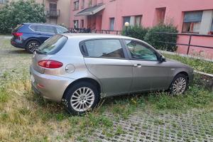 Auto, alfa romeo 147 grigia