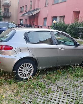 Auto, alfa romeo 147 grigia