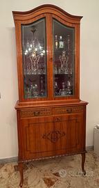 Elegnate cristalliera in legno stile classico
