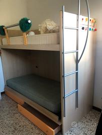 Letto a castello con cassetti.
