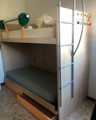 Letto a castello con cassetti.