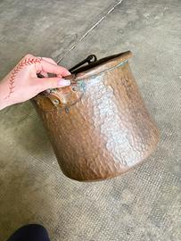 Pentola antica in rame