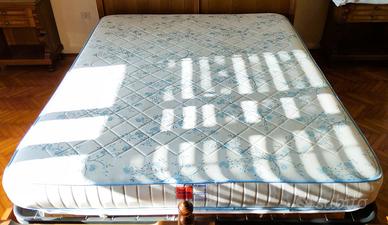 Letto matrimoniale legno rete materasso cuscini