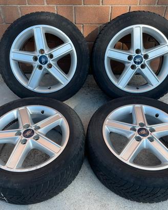 Cerchi in lega con gomme 205/55R16 per Ford Focus