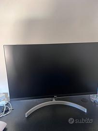 Monitor e Scrivania da gaming