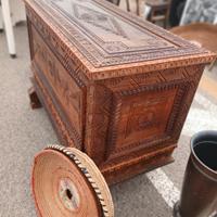 cassapanca sarda intagliata a mano