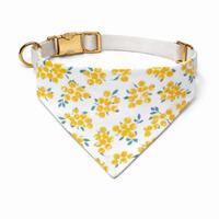 Bandana per cani floreale fatta a mano