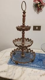 Alzatina a tre ripiani in ferro