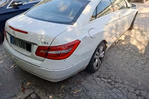 auto Mercedes E 220 D coupé