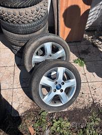 2 cerchi in lega argentati da 15' Ford + gomme