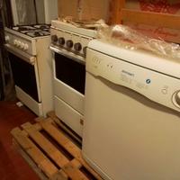 Cucina con forno a gas frigo lavastoviglie caldaia