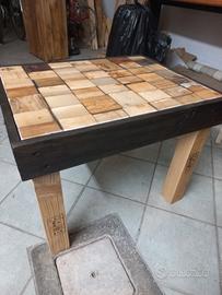 Tavolino artigianale in resina e pallet
