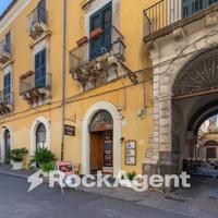 VIA CROCIFERI - LOCALE COMMERCIALE IN PALAZZO STOR