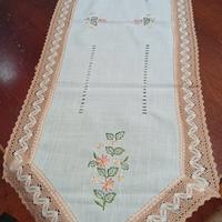 Runner in cotone con ricami a motivi floreali 