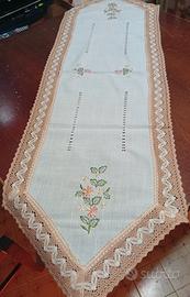 Runner in cotone con ricami a motivi floreali 