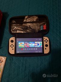 Nintendo Switch Oled Bianca con 3 giochi e accesso
