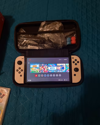 Nintendo Switch Oled Bianca con 3 giochi e accesso