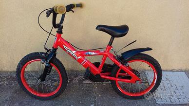 biciletta bmx shark e casco protettivo warg