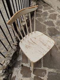 Quattro sedie in legno