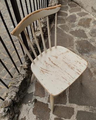 Quattro sedie in legno