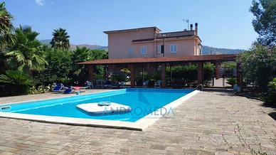 Villa di 600 m² con più di 5 locali e box auto dop