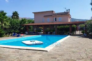 Villa di 600 m² con più di 5 locali e box auto dop