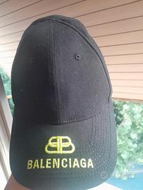 cappellino Balenciaga.