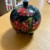 Piccola scatola su 4 piedini con coperchio dipinta