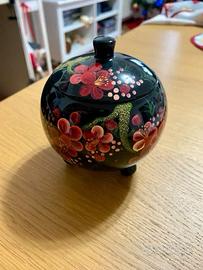 Piccola scatola su 4 piedini con coperchio dipinta