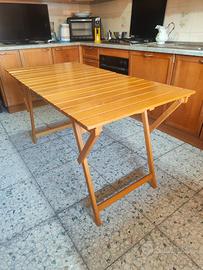 Tavolo pieghevole in legno salvaspazio