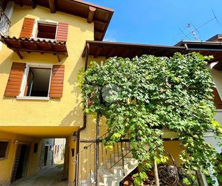 VILLA A SCHIERA CENTRALE A TOSCOLANO-MADERNO