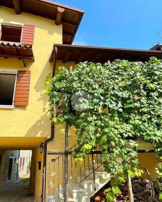 VILLA A SCHIERA CENTRALE A TOSCOLANO-MADERNO