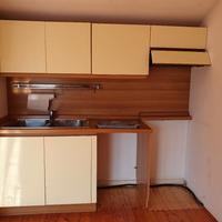 cucina in legno laccata di colore giallino