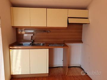 cucina in legno laccata di colore giallino