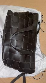 Borsa in pelle intrecciata