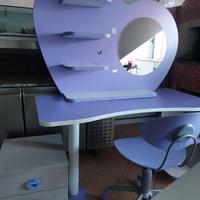 scrivania con specchiera, sedia e comodino