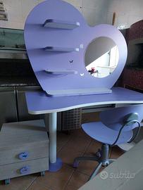 scrivania con specchiera, sedia e comodino