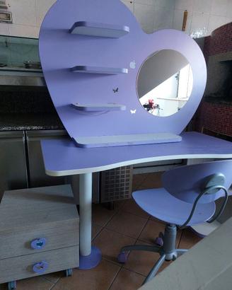 scrivania con specchiera, sedia e comodino