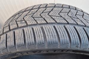 Treno di pneumatici invernali 225/45 R19