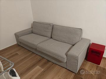 Divano grigio IKEA
