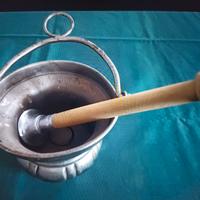 Antica acquasantiera 