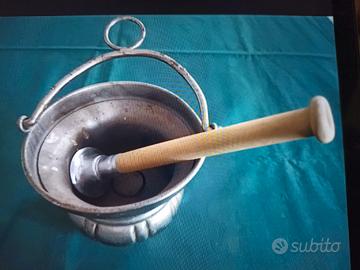 Antica acquasantiera 