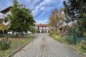 In zona centralissima, ampia proprietà composta da