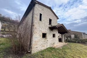 Rustico / Casale di 180 m² con 5 locali e box auto