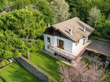 Villa di 215 m² con più di 5 locali e box auto a V