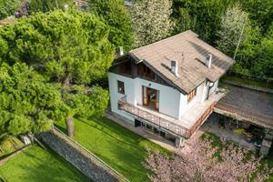 Villa di 215 m² con più di 5 locali e box auto a V