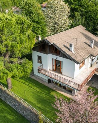 Villa di 215 m² con più di 5 locali e box auto a V