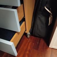 Comodino con rotelle 